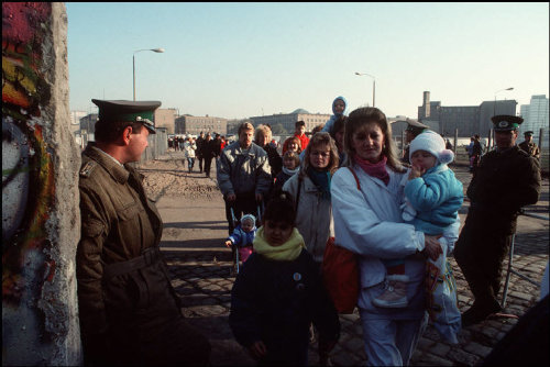 soldiers-of-war:GERMANY. November 1989. Fall of the Berlin...