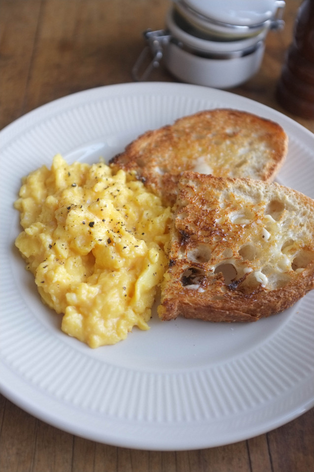 TALKIN' SNACK | French Scrambled Eggs 4 eggs 2 tablespoons heavy...