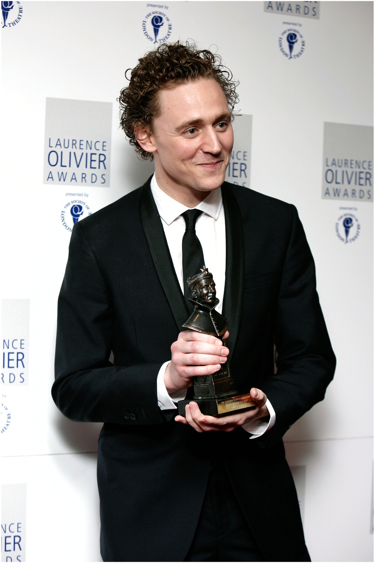Képtalálat a következőre: „laurence olivier awards tom hiddleston 2008”