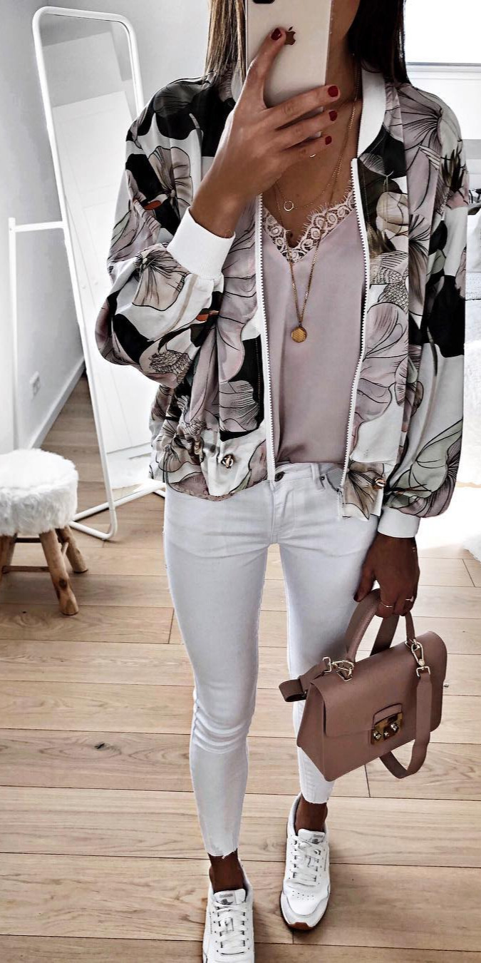 60+ Amazing Spring Outfit Ideas to Feel In Love With - street fashion, new york fashion, #Beauty, #Perfect Mich weinoch ganz genau wie schnell die Jacke damals ausverkauft war nach meinem Haul und danach hatte ich sooo viele Nachfragen, ob die schJacke wieder reinkommt. Damals hiees leider nein, aber gerade habe ich von seamlessfashion die Info erhalten, dass die Jacke wieder verfist und das wollte ich euch nicht vorenthalten |Anzeige/ad| , seamlessfashion , bomberjacket , outfit , outfitinspiration , dailylook , dailyoutfit , ootd 