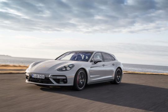 porsche panamera sport turismo 2017: Em época de SUVs, quase não se vendem mais peruas no Brasil. A configuração que fez sucesso na década de 1990 já teve muitas variações interessantes. Uma delas é a perua esportiva, que combina o espaço extra na traseira com um motor violento debaixo do capô. <iframe src="https://www.youtube.com/embed/YcLT20rSeLk" width="560" height="315" frameborder="0" allowfullscreen="allowfullscreen"></iframe> <h2>Audi RS Avant</h2><div class=