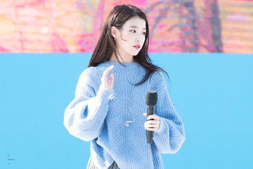 iumushimushi:180930 IU at Holgabun Market Festival cr:...