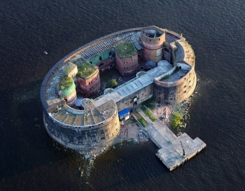 abandonedandurbex:Plague Fort, St. Petersburg [900x700]