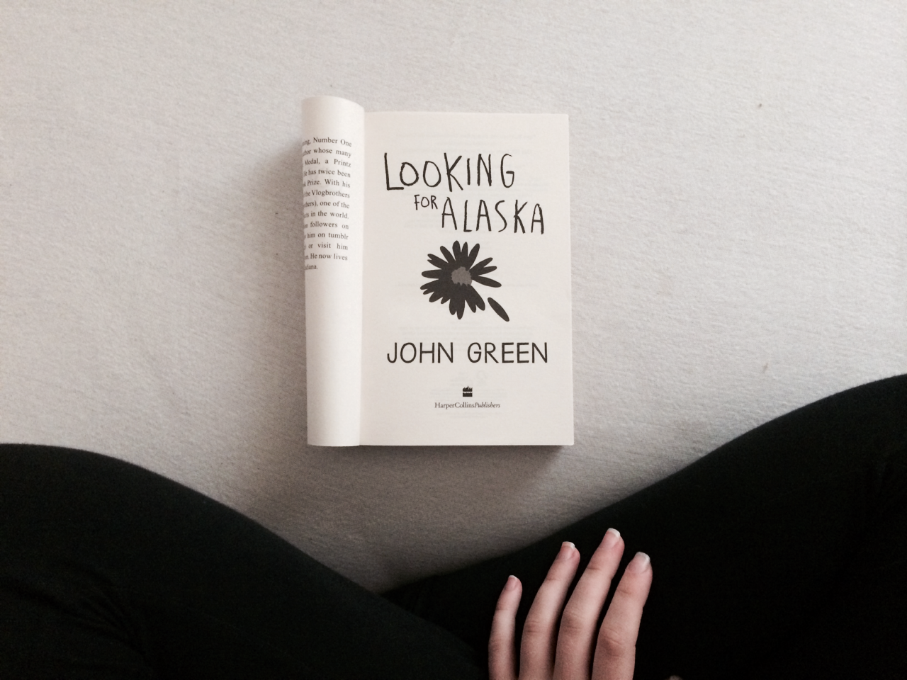 В поисках аляски джон. В поисках Аляски. Джон Грин. Looking for Alaska книга. В поисках Аляски на аву. В поисках Аляски Джон Грин книга.