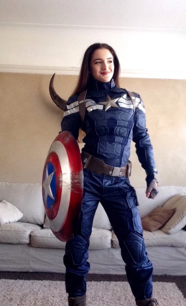 Captain america cosplay girl