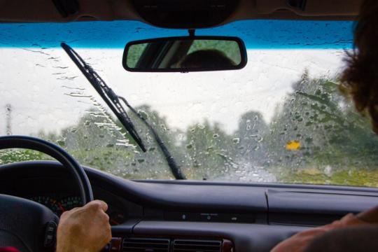 Palheta do para-brisa - dentro do carro - com chuva