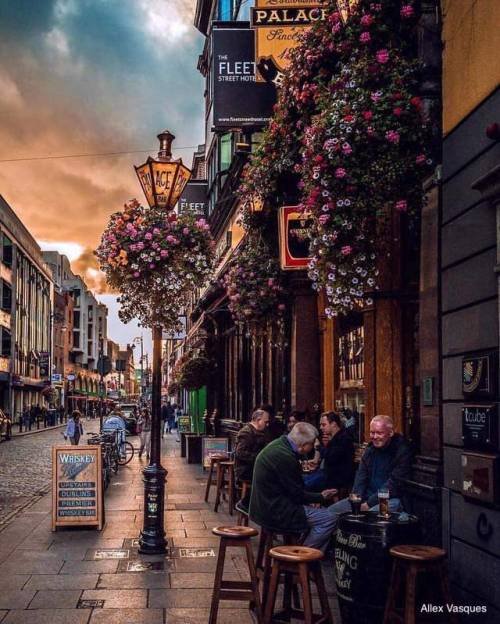 angel-kiyoss:Dubliners enjoying a pint of Guinness after a...