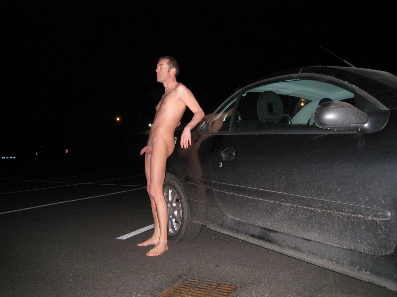 bihxe58:
“Nu sur un parking la nuit
”