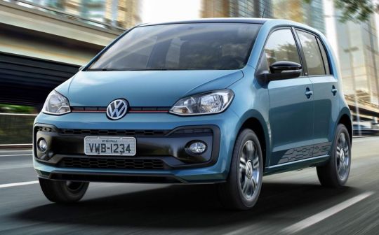 Volkswagen up Connet TSI 2018 de frente em movimento