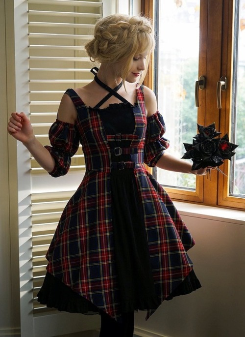 sosuperawesome:Gothic Steampunk FashionFan Plus Friend on...