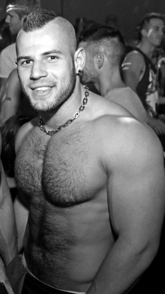 Woof! Young scruffy muscle bears are hot!