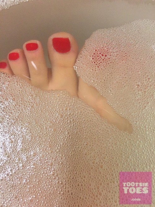 t00tsietoes:Bath time!