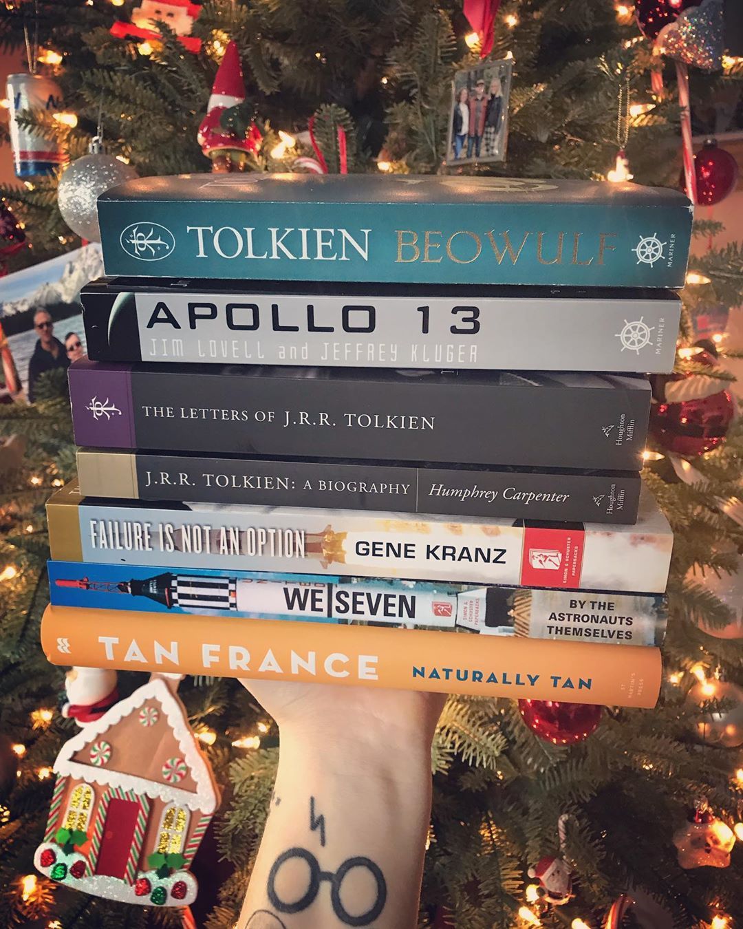 Merry Christmas! 🎄🤶🏻❄️ Santa brought me a bunch of space and Tolkien books, and I honestly couldn’t be happier. 📚 . #maryreads #amreading #reading #readersofinstagram #books #bookish #booklover #bookreview #bookstack #bookstagram #bookworm...