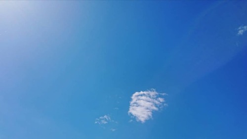 .青空。雲は光と風とにふんわりと七色の影従えて。#noon #sky #blue #sunlight #clouds...