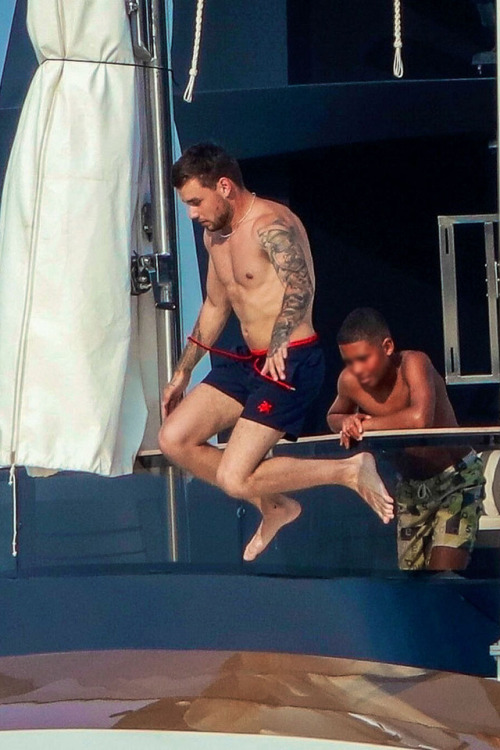 thedailypayne:Liam on a yacht with friends in Cannes, France -...