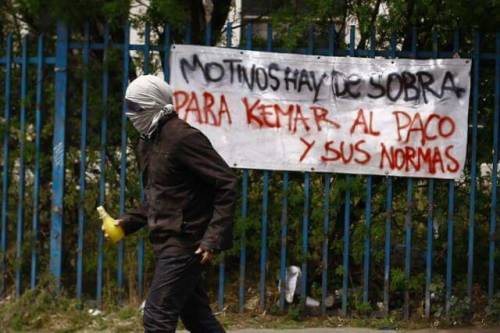 libertarioacab:Manifestacion a las afuera de la Universidad...