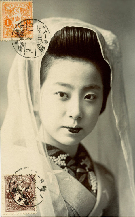 Osaka Maiko ubrana w Tenugui 1914 (autor: Blue Ruin1) „„ Fan lub tenugui (szalik) jest często używany w tańcu, manipulowany, aby sugerować różne rzeczy, które mogą wymagać.  Podam kilka przykładów wspólnej praktyki: podniesiony otwarty wentylator ...