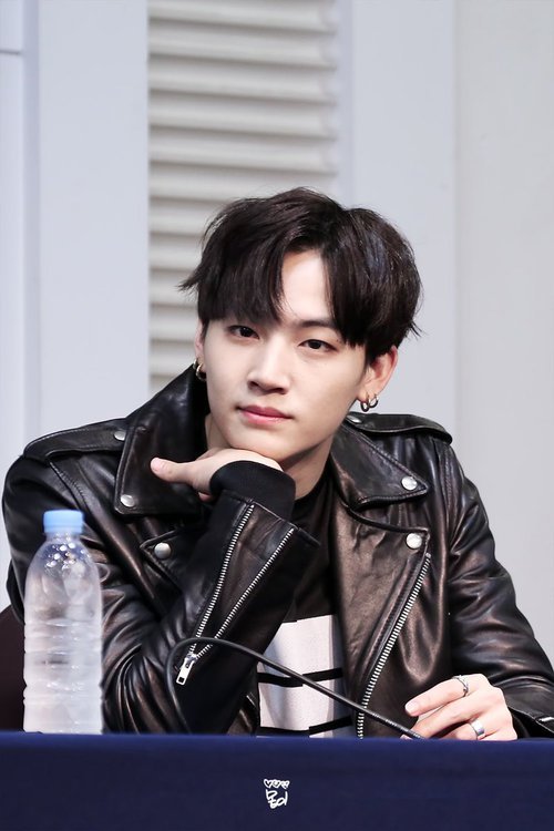 imjaebumisdaddyasfuck:JB in a leather jacket being daddy af...