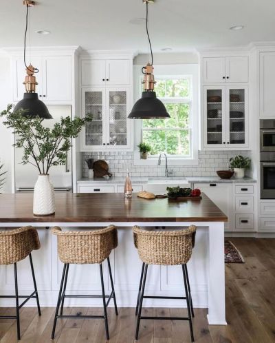 This modern farmhouse kitchen = Definition of love at first sight.