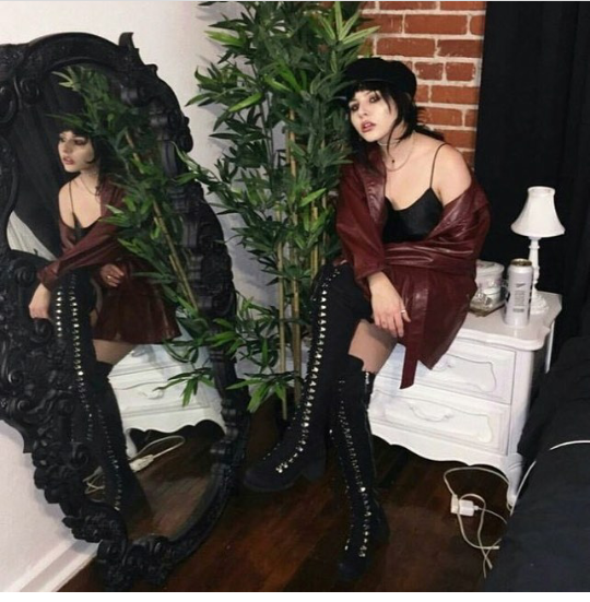 pale goth girl pee Hollywood actress sex photos