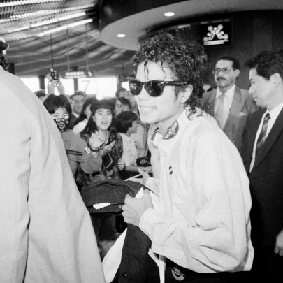 elvis-pink-cadillac:Timeless Celebrities at Airports