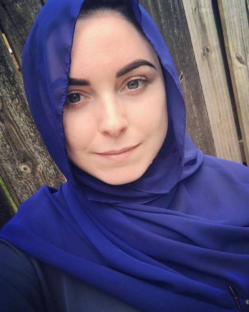 billie-bug:white girls in Hijabs and...