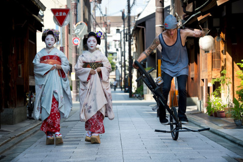 Maiko Toshimomo and Maiko Toshiteru, Miyagawacho
tensai-riot:
“ Matthias Dendois making friends in Kyoto, Japan
”