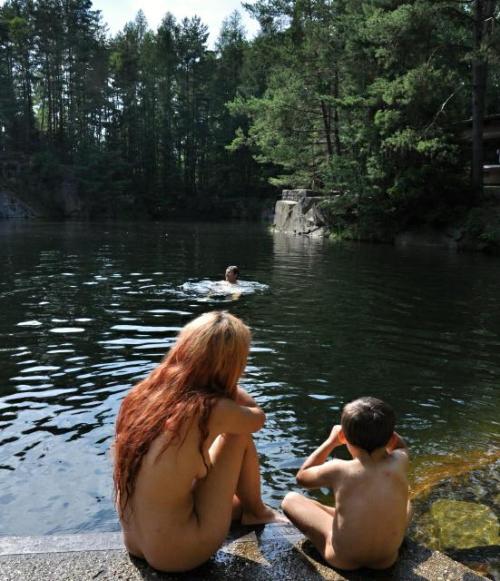 naturistelyon:Nudist family at lake