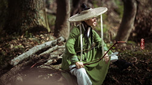 hanfugallery:Traditional Chinese hanfu. Artistic photography...