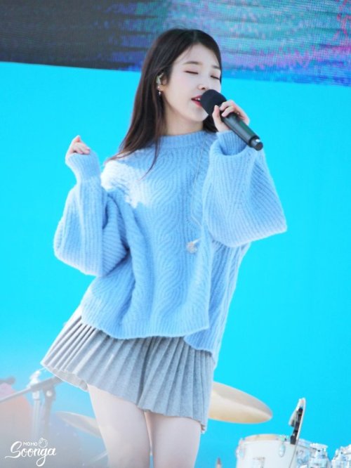 iumushimushi:180930 IU at Holgabun Market Festivalcr: 복숭아