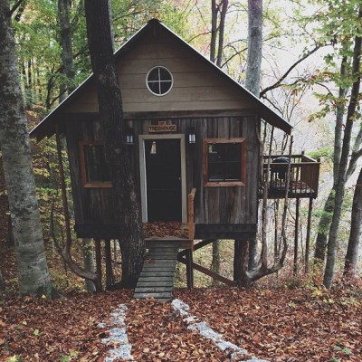 treehauslove:<br /><br />The Cozy Treehouse. Definitely the cutest treehouse so far! A perfect getaway for some alone time, book reading, or just relaxing and exploring the area from the tiny balcony.