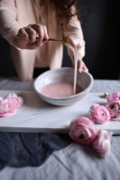 sweetoothgirl:Vanilla Cake with Blood Oranges Icing