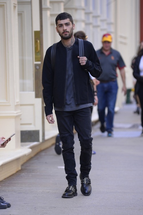 fyeahzaynjmalik:Zayn out and about in NYC - 09/30 (credit)