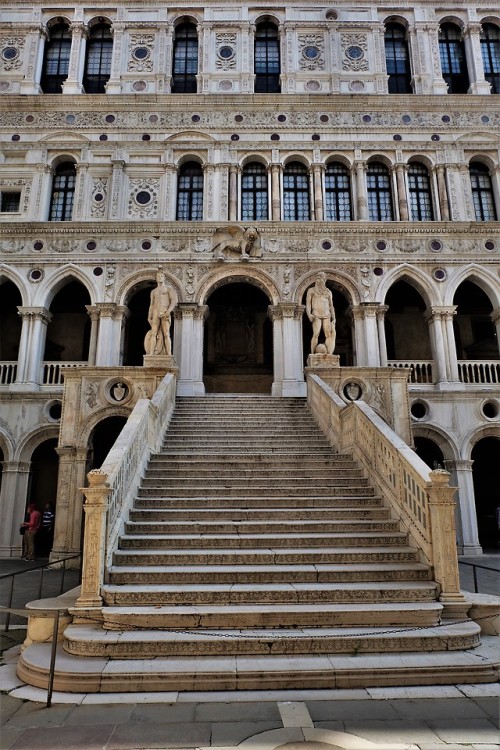 barbucomedie:The Giants’ Staircase of the Doge’s Palace of the...