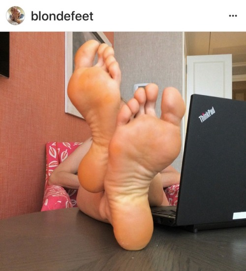 footmaven:Look at those big feet.