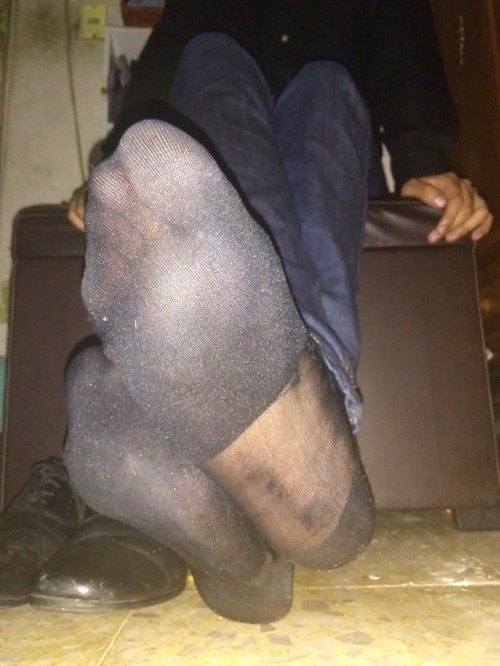 natesheersfeetsocks:Smelly Soles in sheersHuele mis pies...