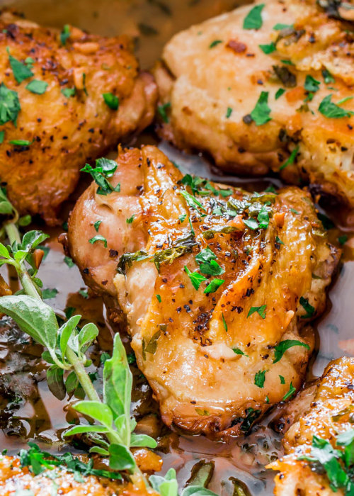 foodffs:CHICKEN IN GARLIC AND HERB SAUCEReally nice recipes....