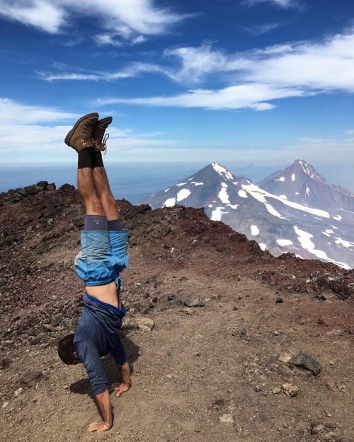 kissyouineyegulps:Handstand on the top of the world (south...