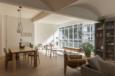 Light filled living spaces in a renovated apartment in Guarujá, São Paulo State, Brazil [2000×1313]