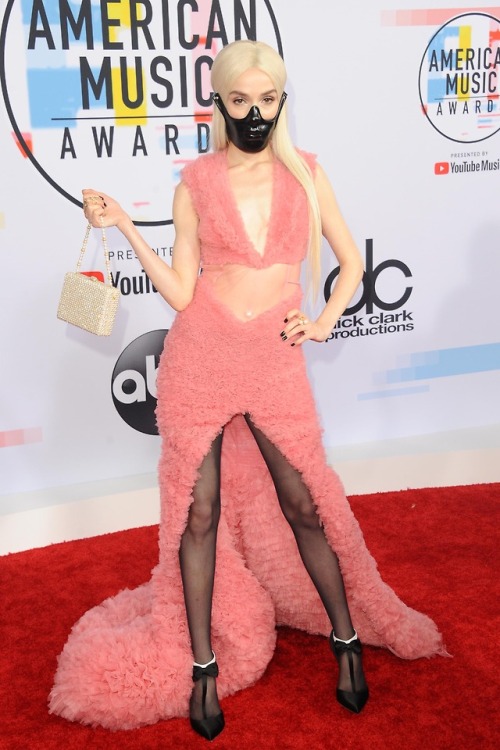 namelessfacelessdrone:  At the American Music Awards in Los...