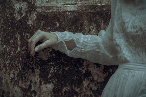 littlewickedthingsx:The hand by Ana María Bustamante on Flickr.