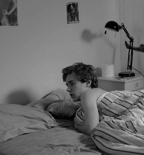 toneelspeler:random fact: isak prefers to sleep towards the...