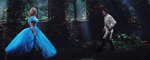 Платье на ней было совершенно неопределенное похожее. Золушка 2015 принц. Золушка 2015 Золушка и принц танец.