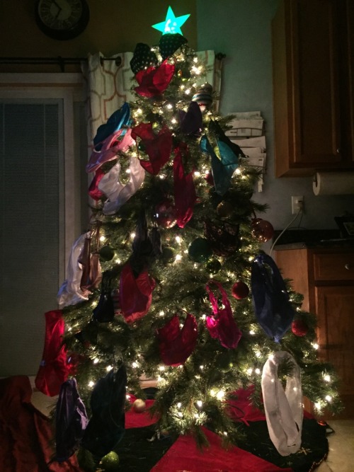 tplayr:jenniingrid:Did anyone else decorate their tree like...