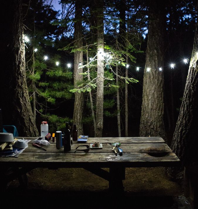 Camping light. Освещение лагеря на природе. Палатка в лесу с огоньками. Подсветка лагеря в лесу. Кемпинг огонёк.