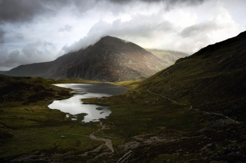 alexmurison:Early morning sun peaking up the Ogwen Valley