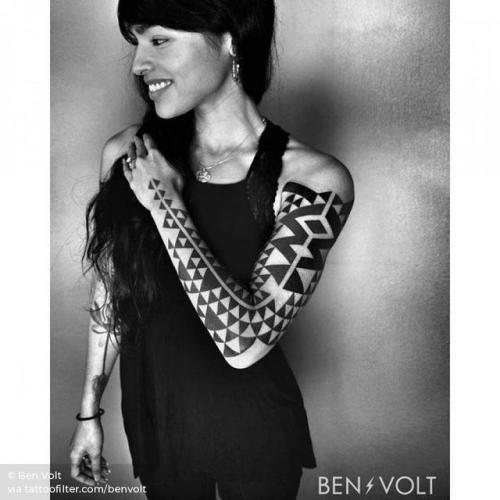 By Ben Volt, done at FORM8 Tattoo, San Francisco.... huge;benvolt;op art;facebook;blackwork;twitter;sleeve;geometric