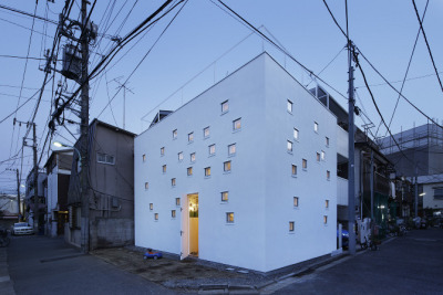 likeafieldmouse:<br /><br />Takeshi Hosaka - Room Room (2011)<br />The residents of Hosaka’s Room Room are a deaf couple and their two hearing-able children. The windows in its walls and ceilings serve as means of easy communication and visibility among the family. The children sometimes drop small toys attached to strings to gain their parents’ attention from the second floor down to the first and Mom and Dad can sign to each other from separate rooms.<br />