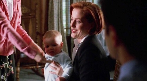 foxywithsculls:jkssjjj I can’t handle the way mulder looks at...