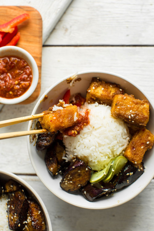 vegan-yums:Sesame eggplant & almond butter tofu bowls /...